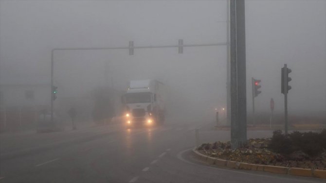 Konya karayolunda yoğun sis etkili oluyor