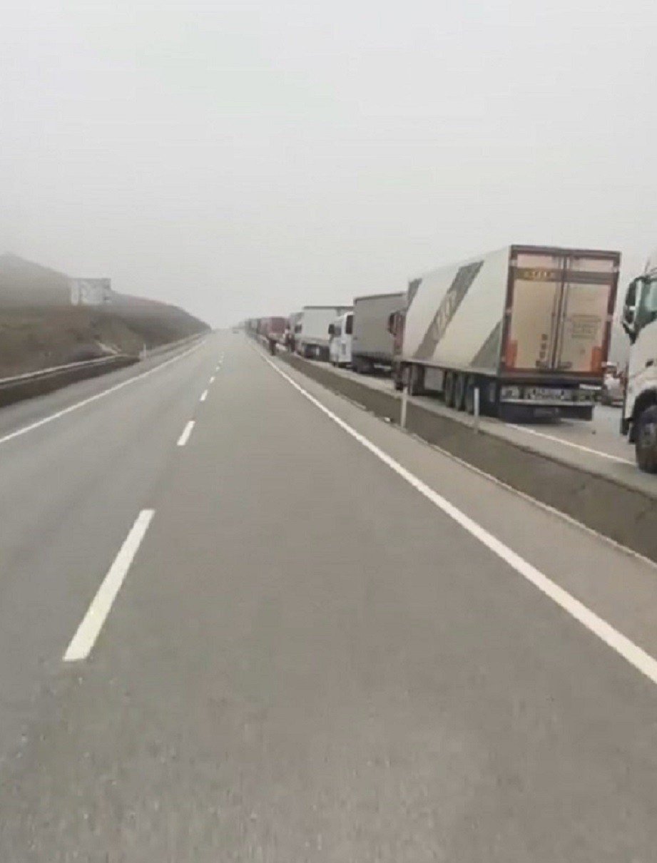 Makaslayan tır yolu kapattı