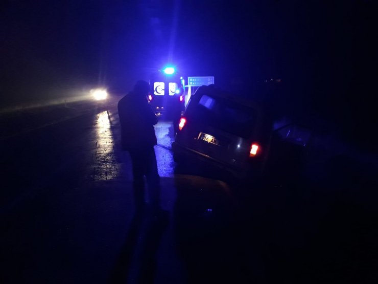 Mıcırlı yolda kaza: 3 yaralı