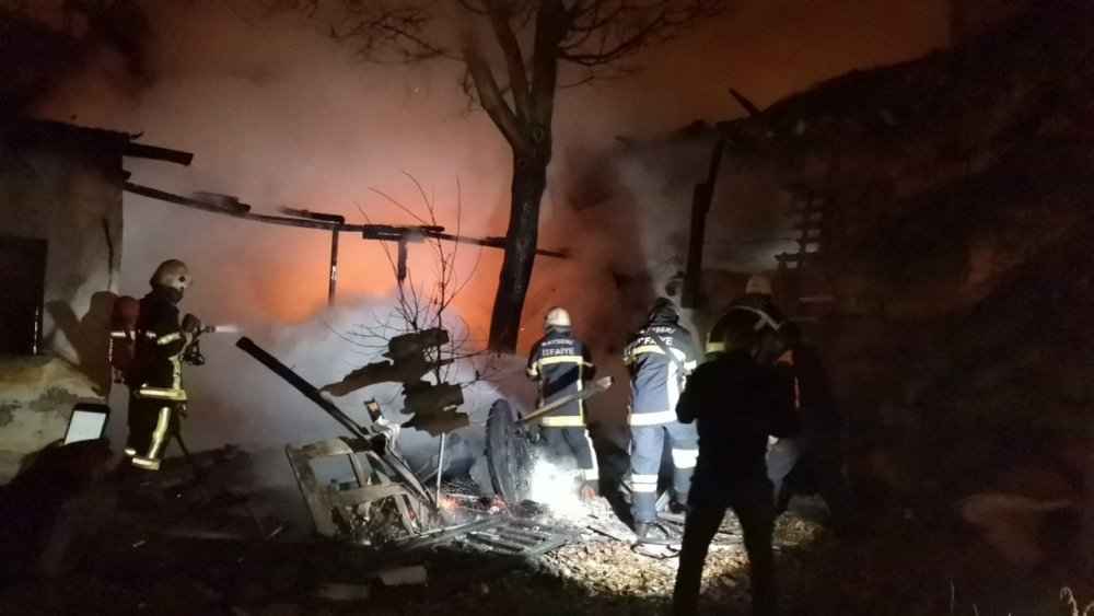 Odunlukta çıkan yangın 2 eve hasar verdi