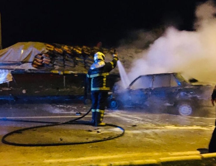 Otomobil, 2 tıra çarptıktan sonra alev aldı