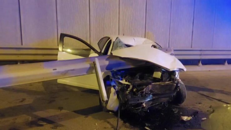 Otomobil bariyere ok gibi saplandı!