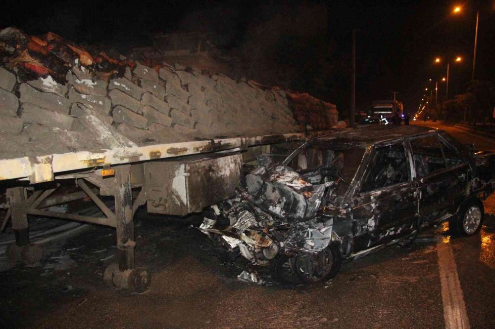 Tıra çarpan araç alev alev yandı, otomobildeki 3 kişi son anda kurtuldu