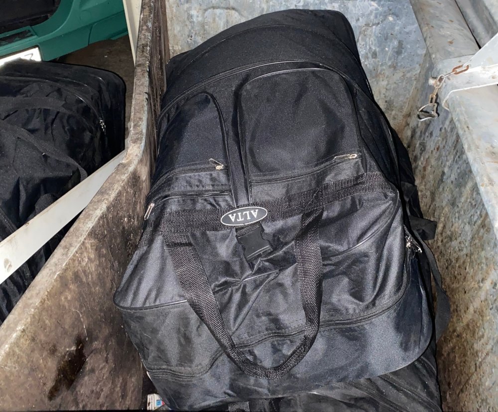 Valizler dolusu uyuşturucuyu çöpe atarken yakalandılar