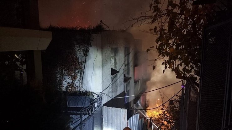 4 yıl önce 2 kişinin öldüğü metruk bina yine alev alev yandı