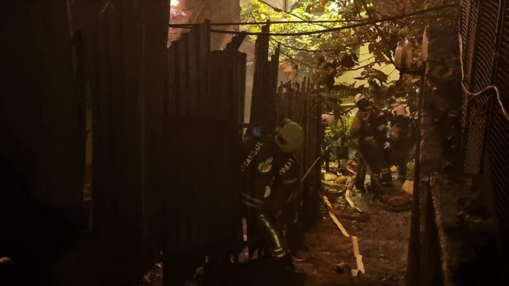 4 yıl önce 2 kişinin öldüğü metruk bina yine alev alev yandı