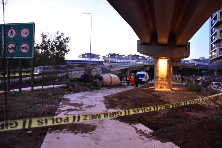 Beton mikseri viyadükten uçtu, sürücü hayatını kaybetti