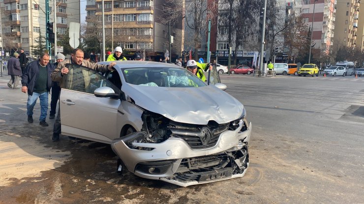Konya'da Sille kavşağında 'ışık ihlali' kazası! Çok sayıda yaralı var