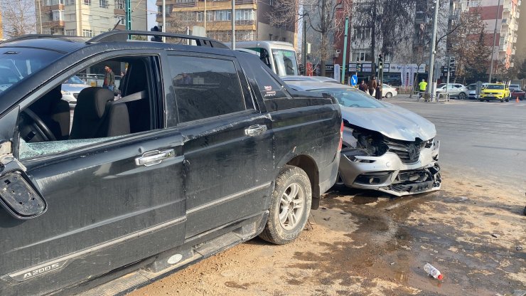 Konya'da Sille kavşağında 'ışık ihlali' kazası! Çok sayıda yaralı var