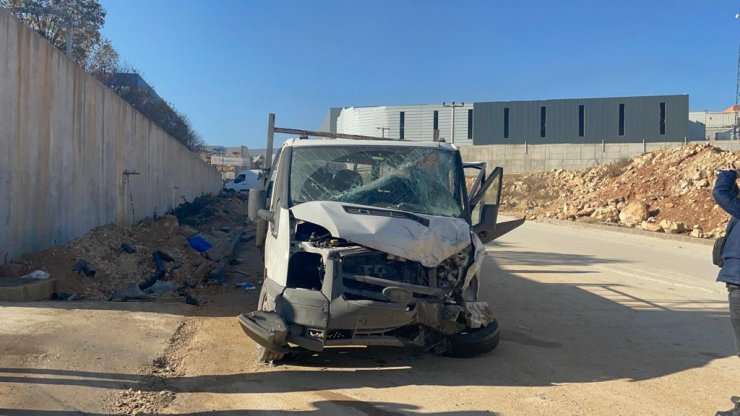 Köpeğe çarpmamak için manevra yapan servis minibüsü, kamyonete çarptı: 2 işçi öldü, 3 yaralı