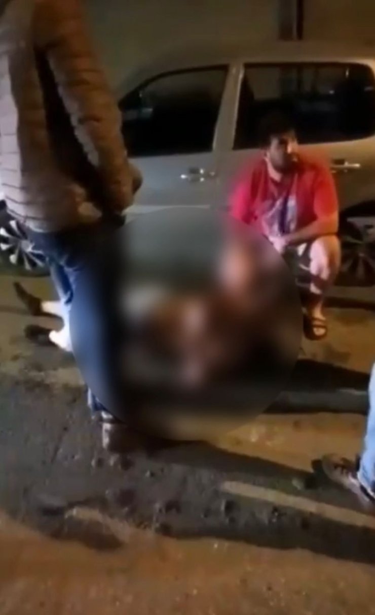 Anne, oğluna tecavüz etmekle suçladığı adamı çırılçıplak soyup dövdü