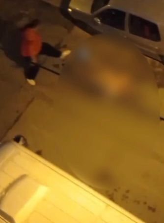 Anne, oğluna tecavüz etmekle suçladığı adamı çırılçıplak soyup dövdü