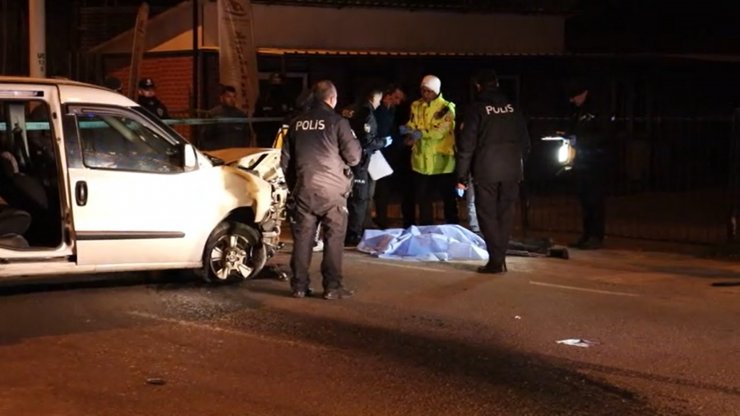 Kontrolden çıkan araç kaldırımda yürüyen yayalara çarptı; 2 ölü, 1 yaralı