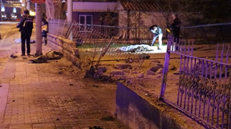 Kontrolden çıkan araç kaldırımda yürüyen yayalara çarptı; 2 ölü, 1 yaralı