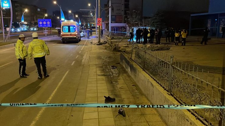 Kontrolden çıkan araç kaldırımda yürüyen yayalara çarptı; 2 ölü, 1 yaralı