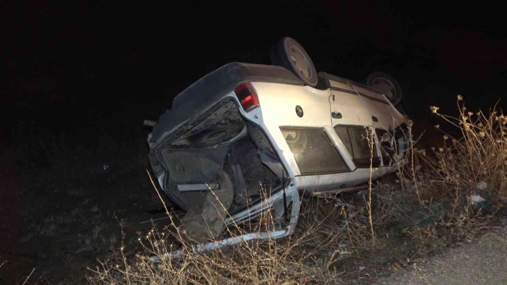 Takla atan otomobil şarampole devrildi