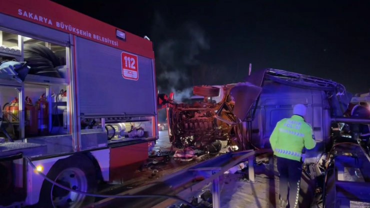 Kazada devrilen TIR'ın şoförü öldü