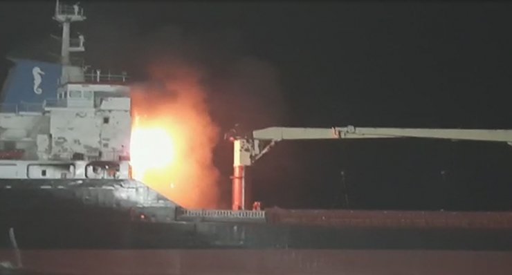 Kuru yük gemisindeki yangınının boyutu ortaya çıktı; kayıp kaptan aranıyor