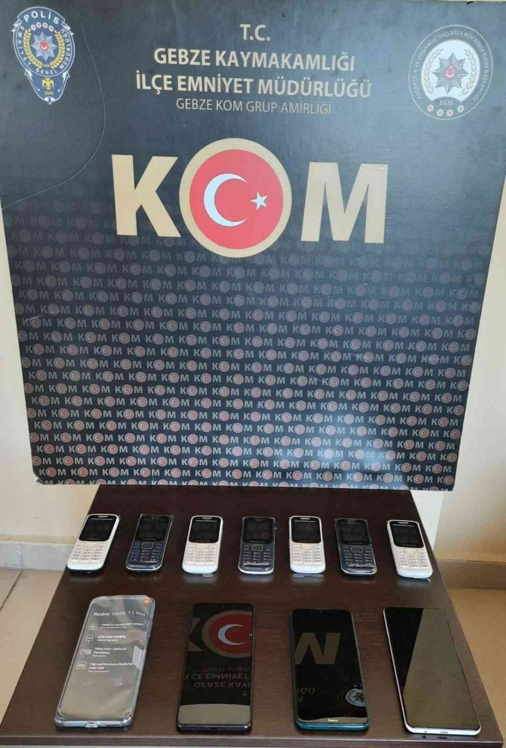 Polisten kaçak telefonu geçit yok