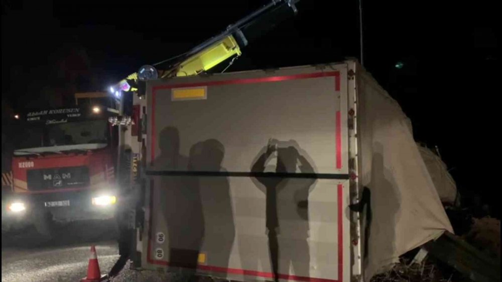 Tır devrildi, sürücü yaralandı