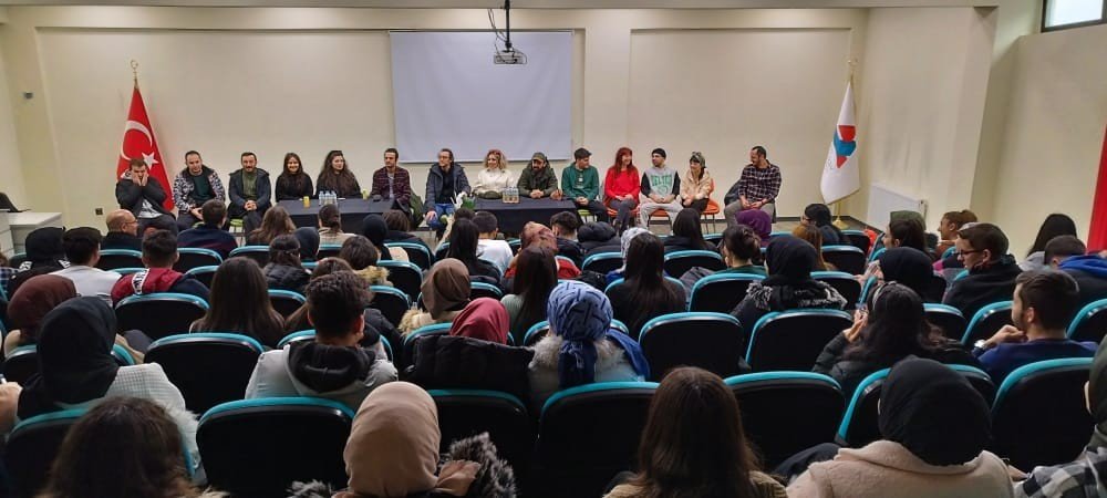 Erzurum Devlet Tiyatrosu oyuncuları, öğrencilerle söyleşti