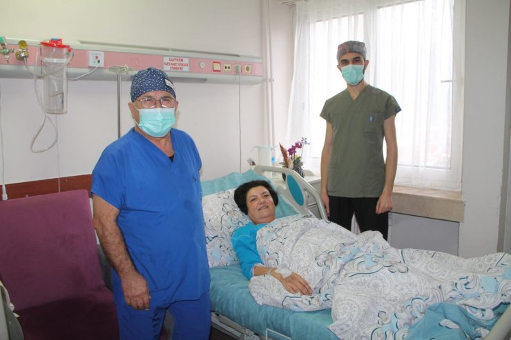 Karın ağrısıyla hastaneye gitti, karnından 8 kiloluk kitle çıktı