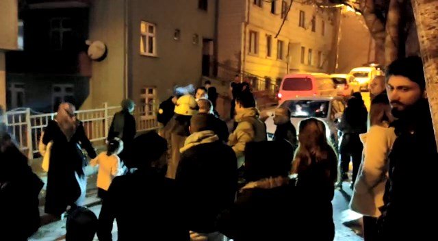 5 katlı binanın çatısı alev alev yandı