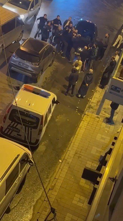 Kaza sonrası polisle kavga ettiler