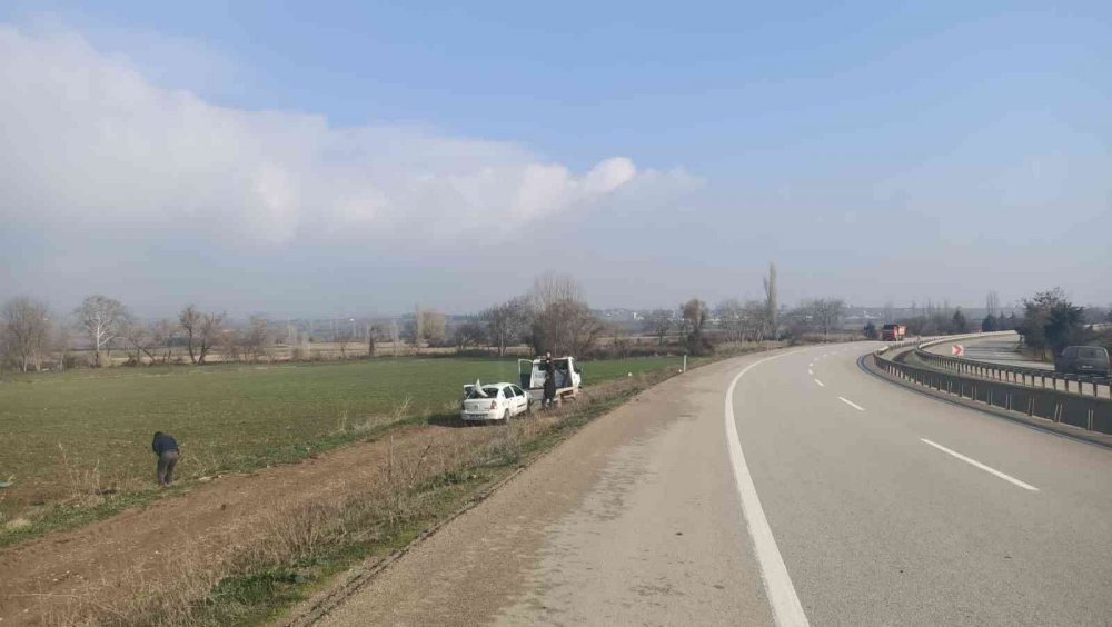 Kontrolden çıkan otomobil tarlaya uçtu: 3 yaralı