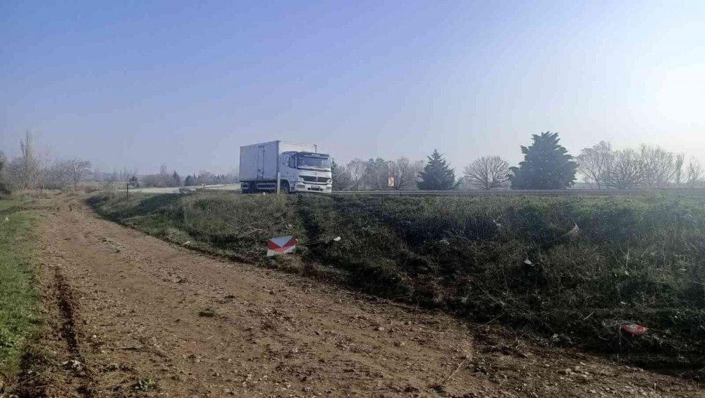 Kontrolden çıkan otomobil tarlaya uçtu: 3 yaralı