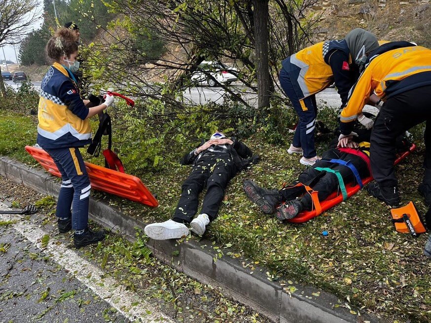 Otomobil refüje çıktı: 1’i ağır 2 yaralı