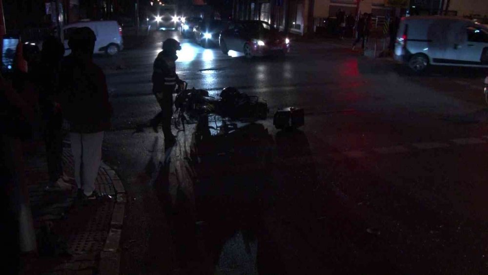 Otomobil, yeşil ışıkta geçen motora çarptı