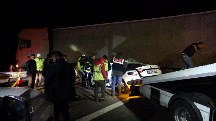 TIR'a çarpan otomobilin sürücüsü öldü