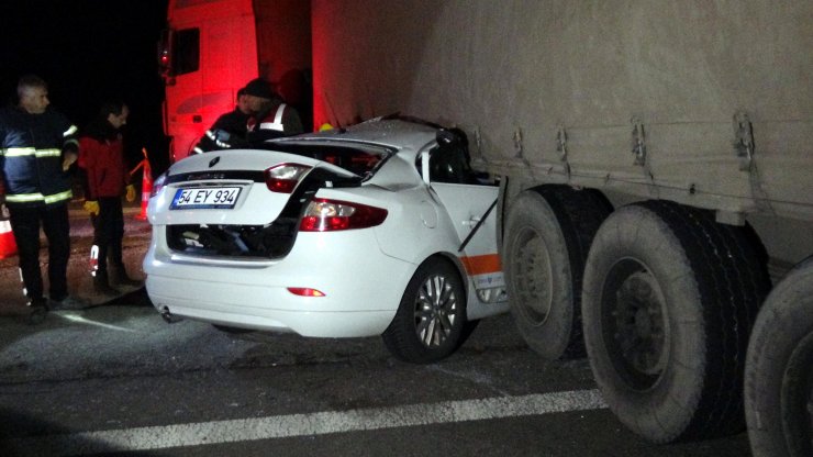 TIR'a çarpan otomobilin sürücüsü öldü