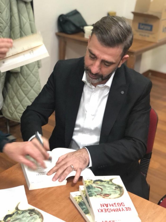 yucel-kuran-kitaplarini-imzaladi.jpg