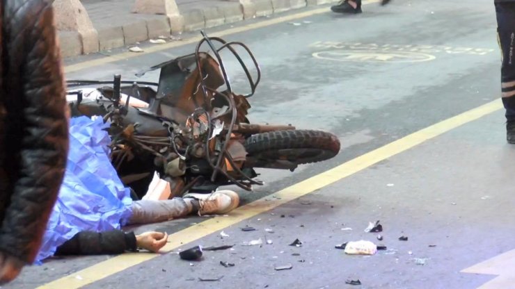 Otomobille çarpışan motosikletli kurye öldü