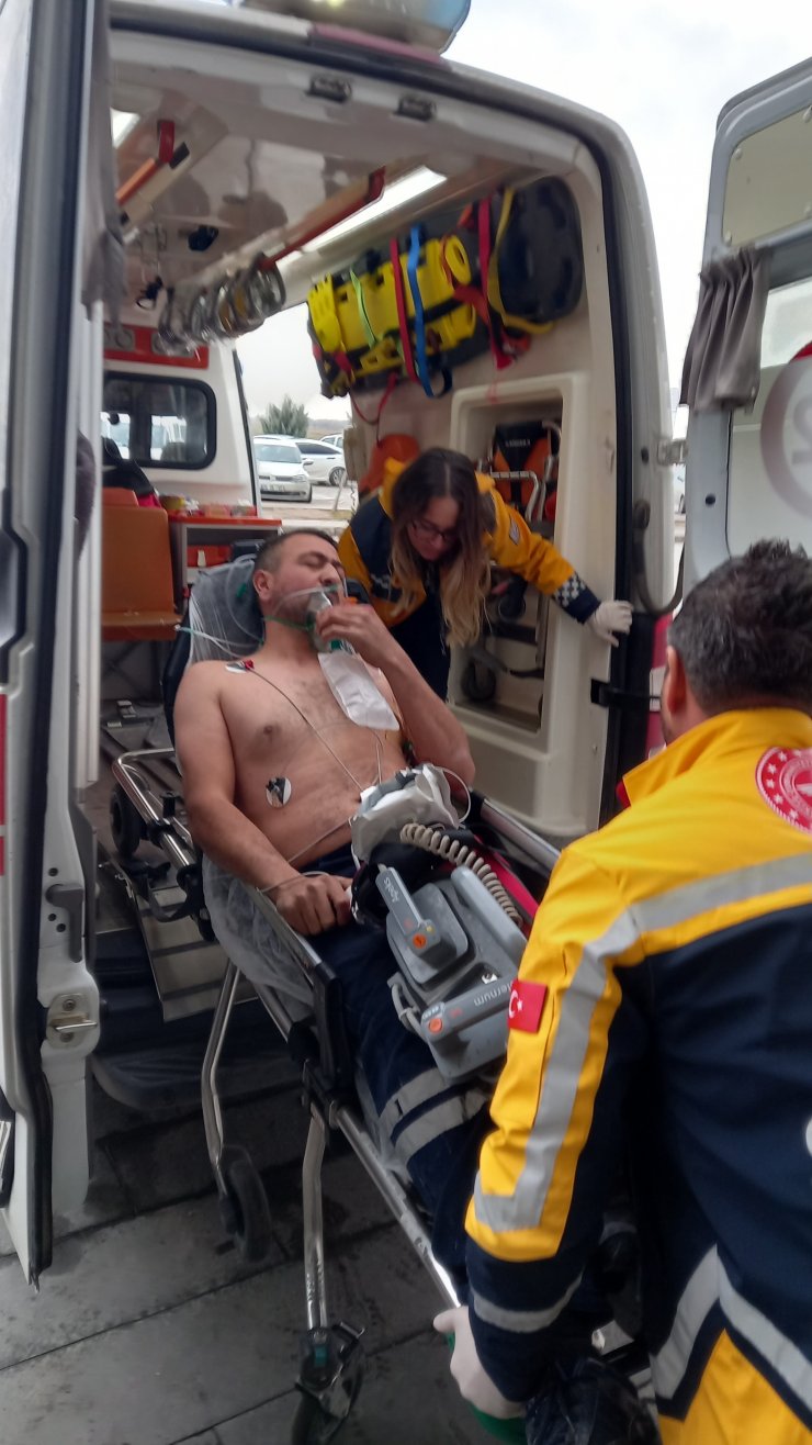 Şiddet gördüğü için şikayetçi olan eşinin 3 yakınını bıçakladı