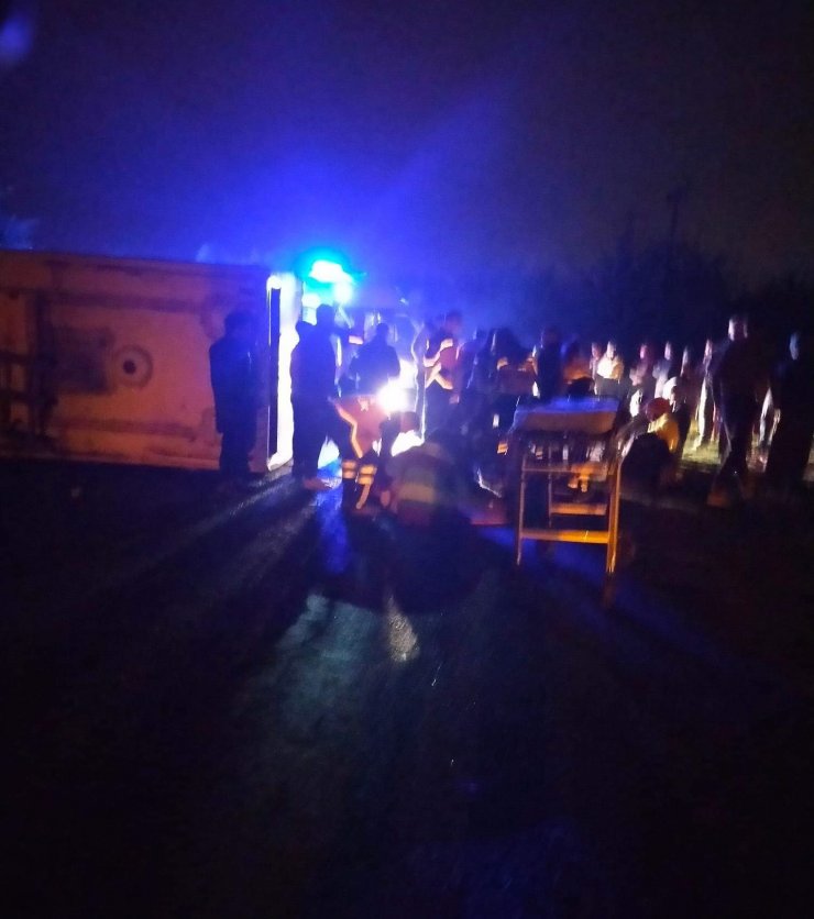 Tarım işçilerini taşıyan servis devrildi: 14 yaralı