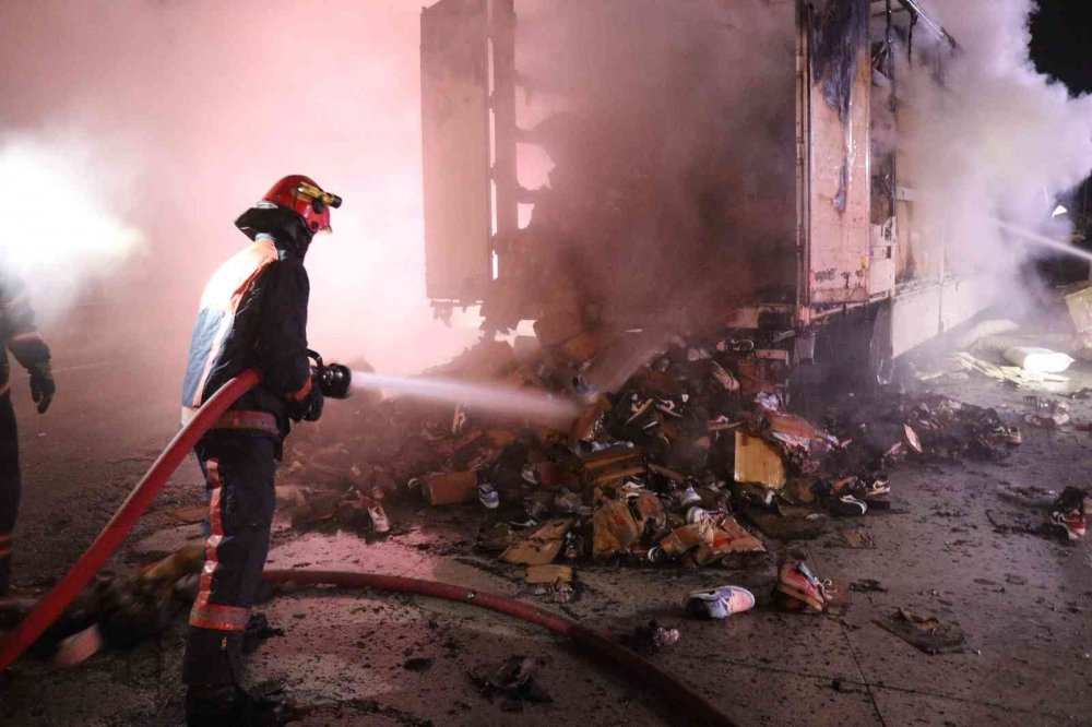 Tırın dorsesi alev alev yandı