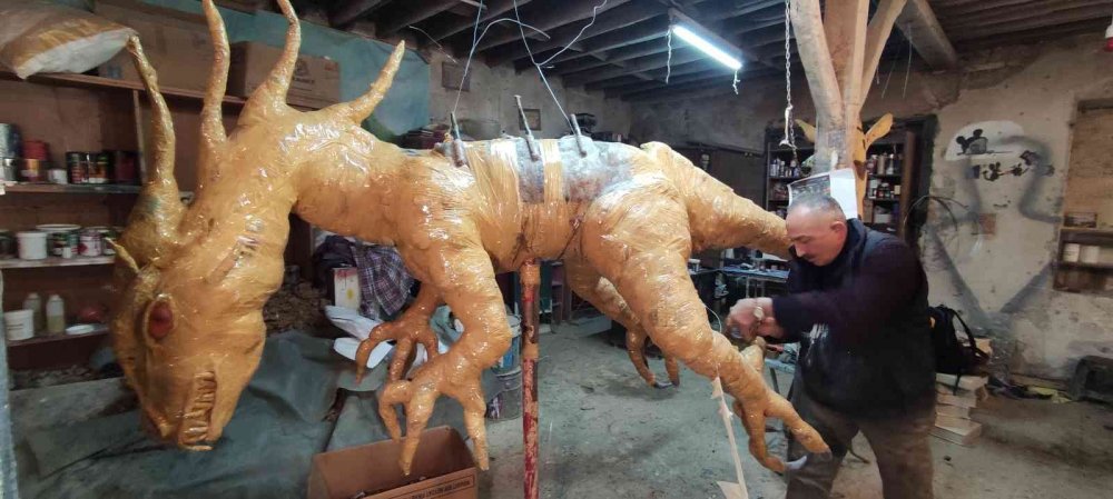 60 gün sürdü, 100 kilo hurdan dev ejderha yaptı