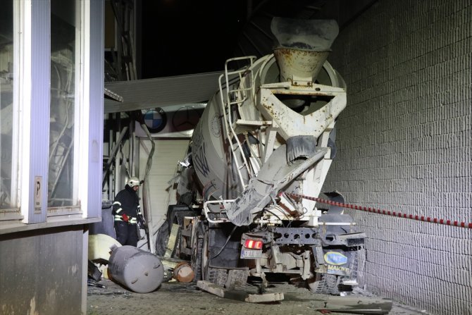 Beton mikseri köprüden düştü 3 kişi yaralandı
