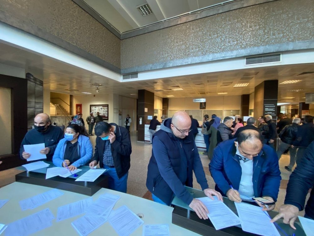 EYT'li vatandaşlar SGK önünde yoğunluk oluşturdu