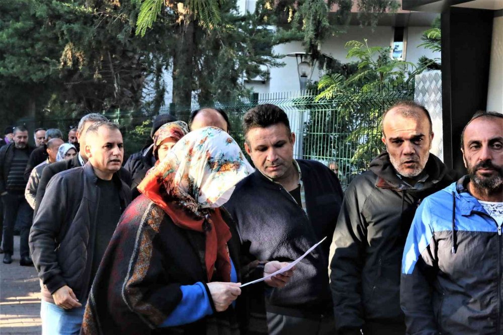 EYT'li vatandaşlar SGK önünde yoğunluk oluşturdu