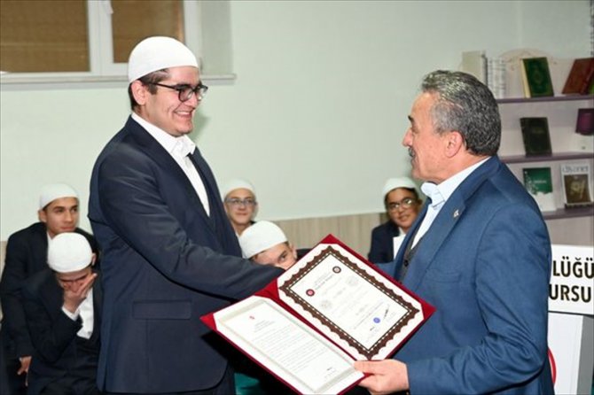 Konya'da 10 öğrenciye hafızlık belgeleri verildi