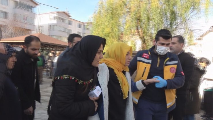 Boğaz ağrısıyla götürüldüğü semt polikliniğinde iğne yapıldıktan sonra fenalaşıp ölen 7 yaşındaki Melis toprağa verildi