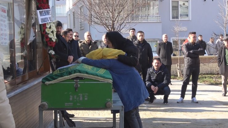 Boğaz ağrısıyla götürüldüğü semt polikliniğinde iğne yapıldıktan sonra fenalaşıp ölen 7 yaşındaki Melis toprağa verildi