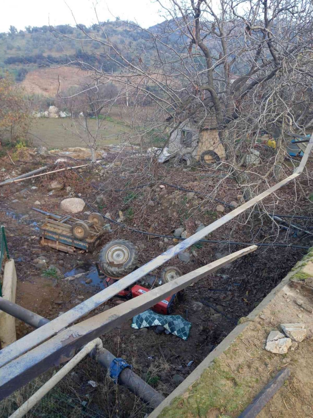 Traktör dereye düştü, şoför hayatını kaybetti