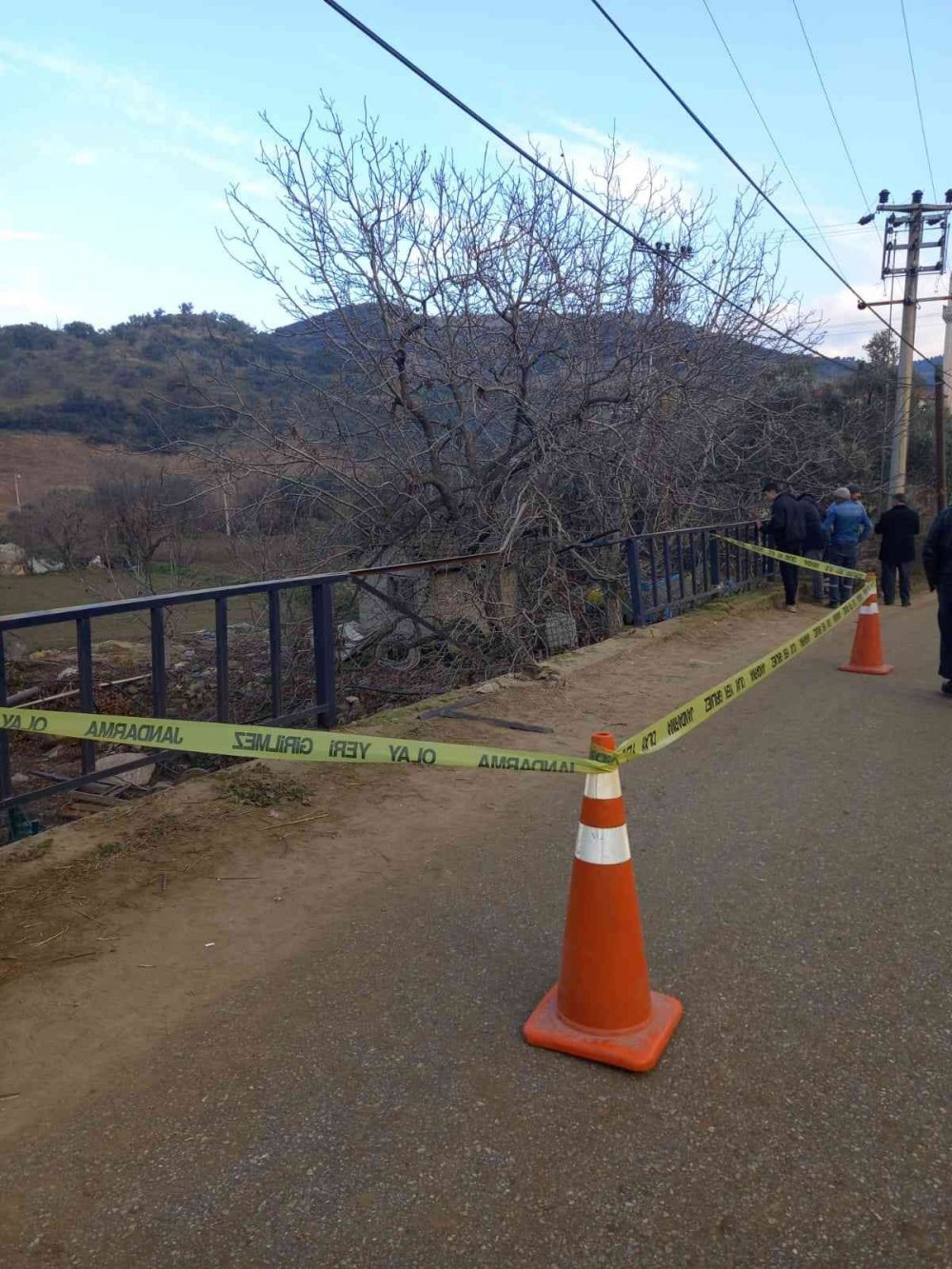Traktör dereye düştü, şoför hayatını kaybetti