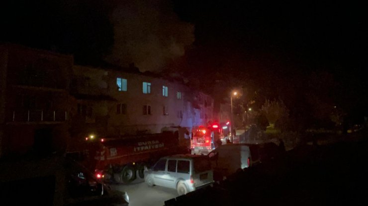 3 katlı binanın çatısında yangın