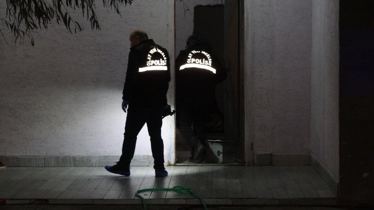 Cezaevinden yeni çıktı, birlikte yaşadığı genç kız ve onun annesini tabancayla ağır yaraladı